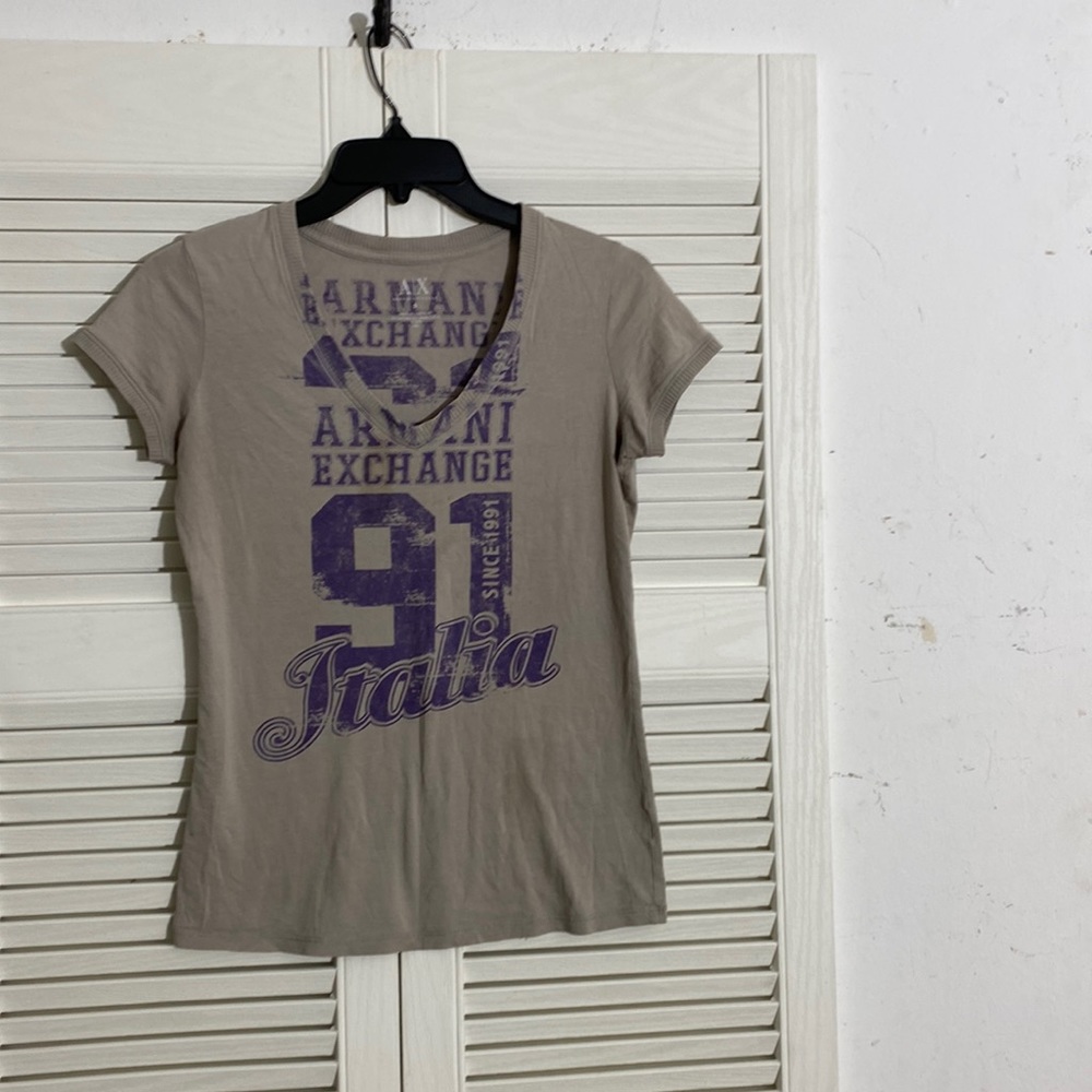 Amani exchange T-shirt size small beige and purple color